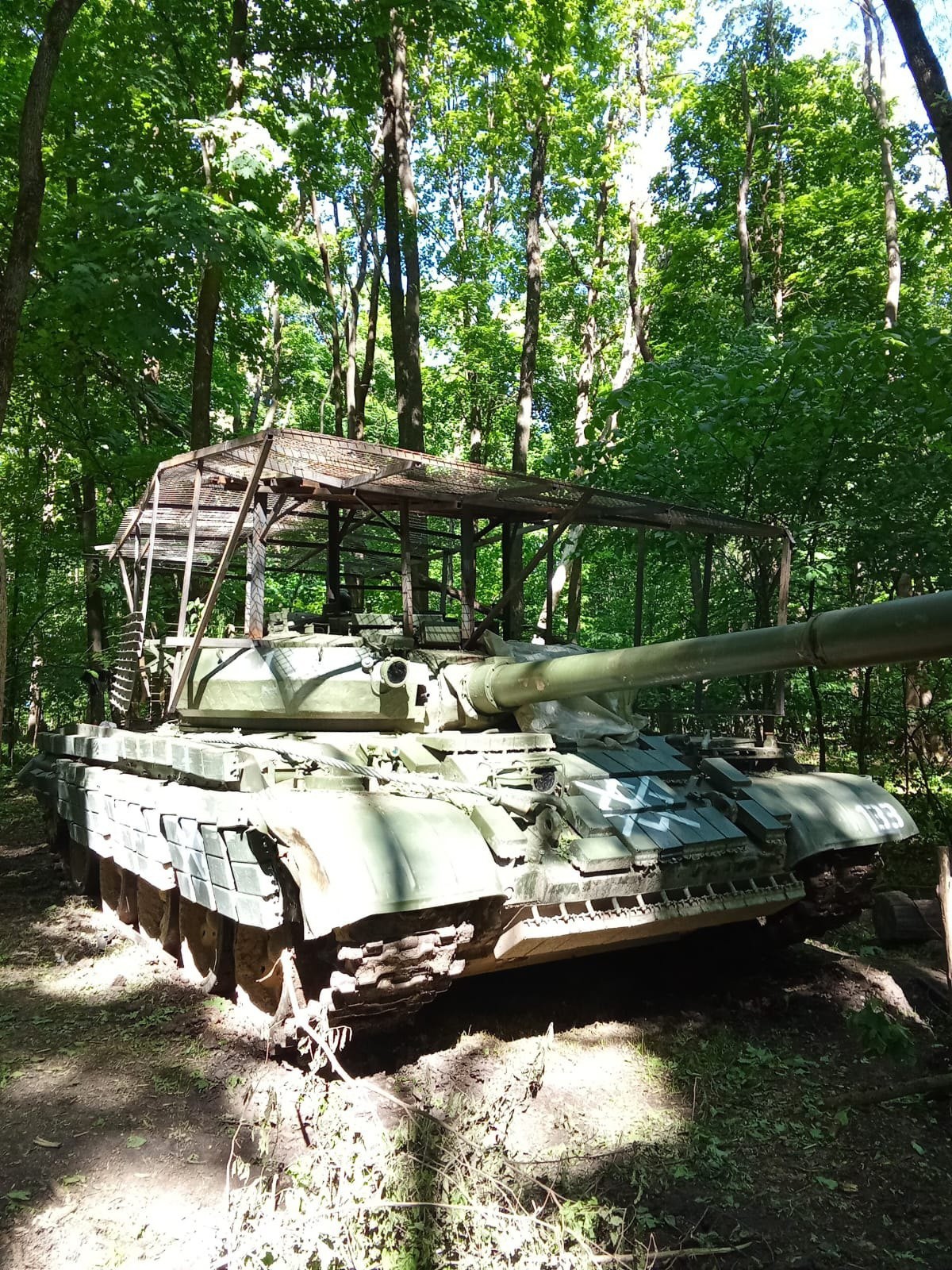 Xe tăng Nga&nbsp;khắc ký hiệu mới thuộc cánh quân chịu trách nhiệm tiến công ở vùng Kharkiv.