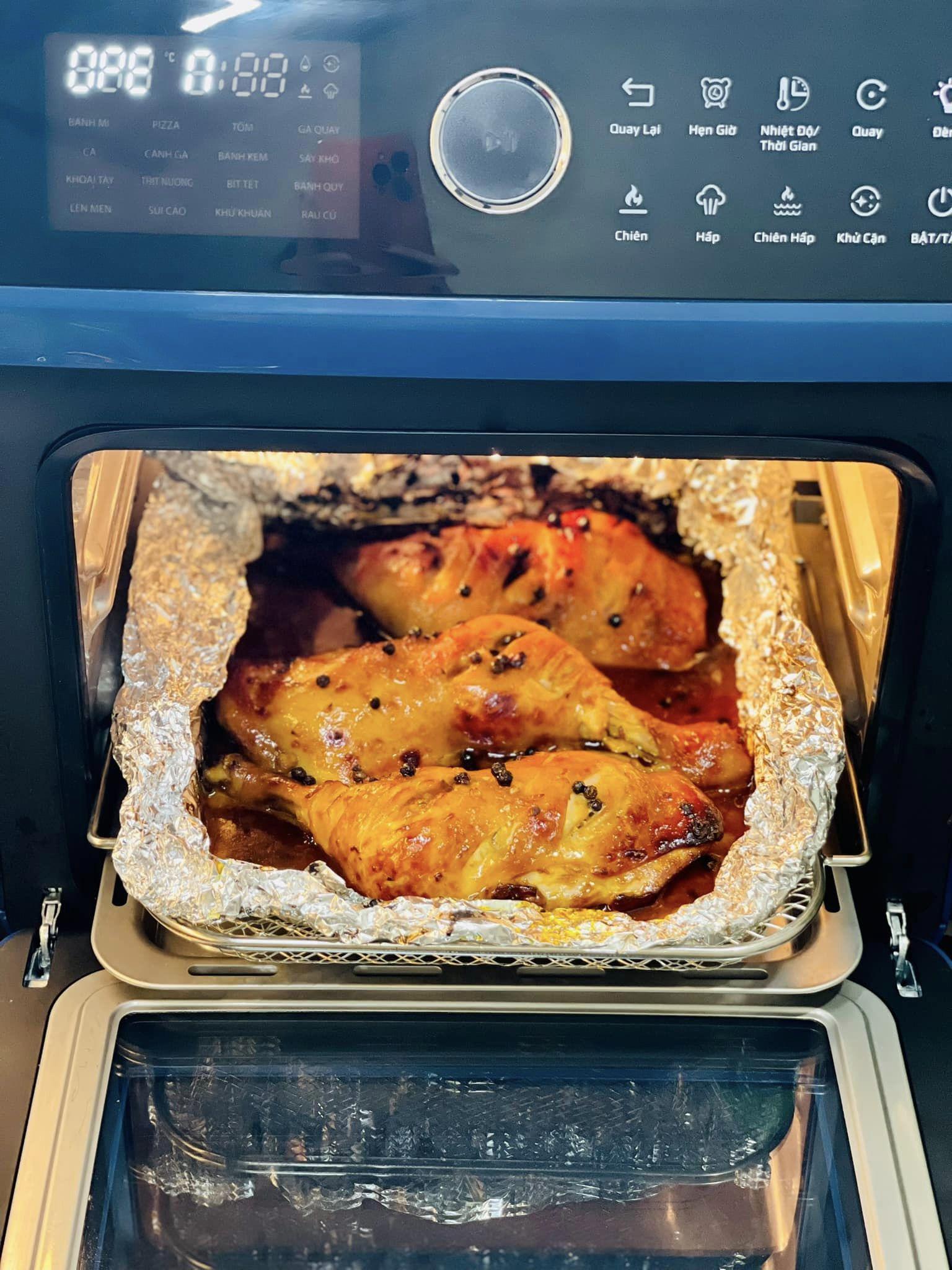 Nướng lần 2 ở 200℃ trong 20 phút. Giữa chừng có thể lật gà để thịt chín vàng đều.