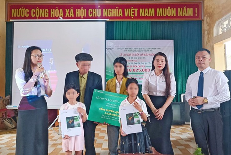 Manulife đã tiến hành chi trả quyền lợi bảo hiểm cho người thân của khách hàng L.V.C với tổng số tiền 2.318.825.000 đồng vào ngày 21/4. Ảnh: Nguyễn Thao