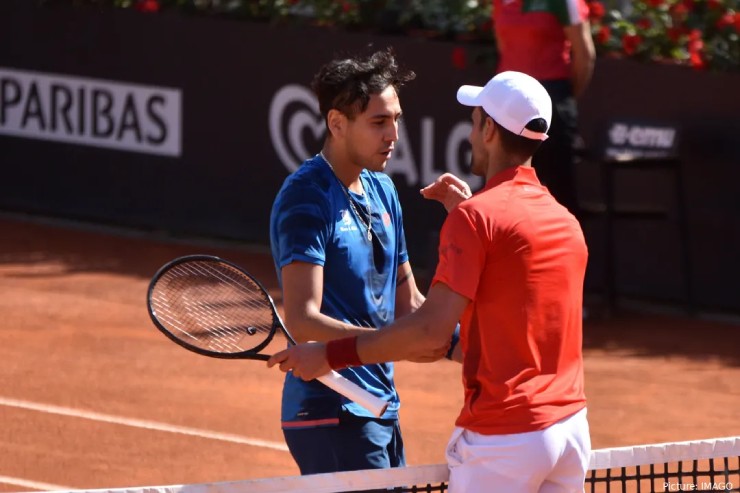 Djokovic (áo đỏ) không thể tạo ra cơ hội giành điểm break nào trong trận thua 2-6, 3-6 trước Tabilo (áo xanh)