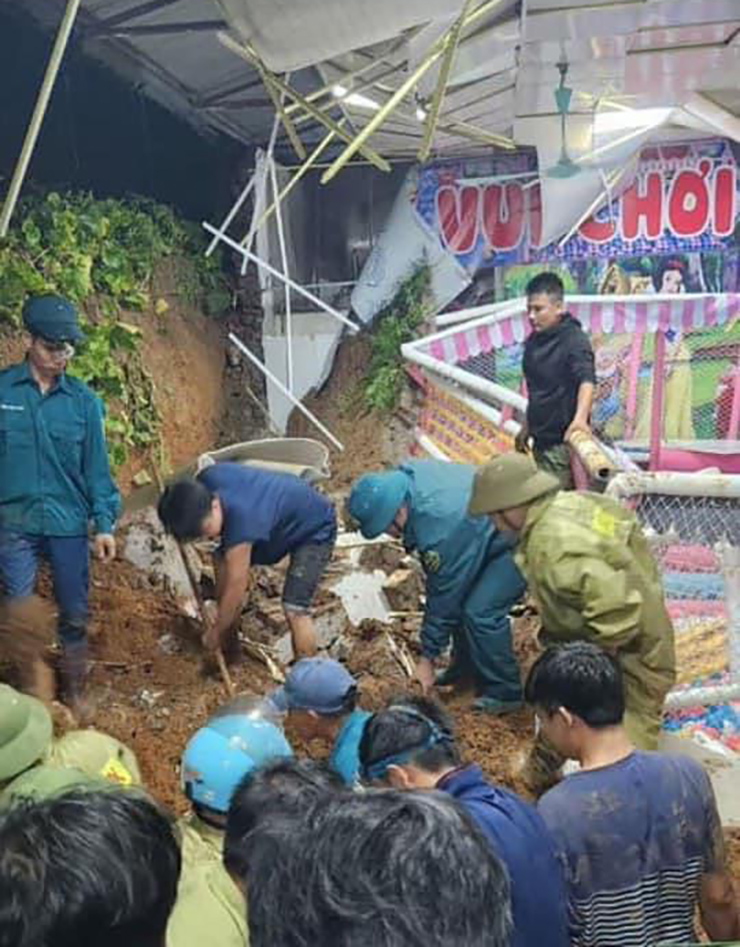 Lực lượng chức năng tìm kiếm các nạn nhân.