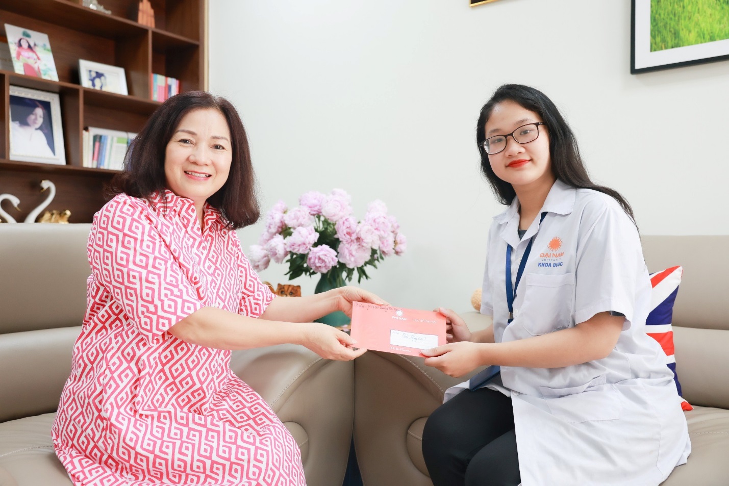 Cô Cao Thị Hòa – Phó Chủ tịch Hội đồng trường Đại học Đại Nam “thưởng nóng” cho thành tích ấn tượng của Thùy Dương.