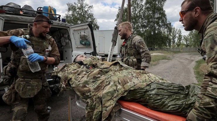 Binh sĩ quân đội Ukraine bị thương trong giao tranh gần thị trấn Volchansk, vùng Kharkiv.