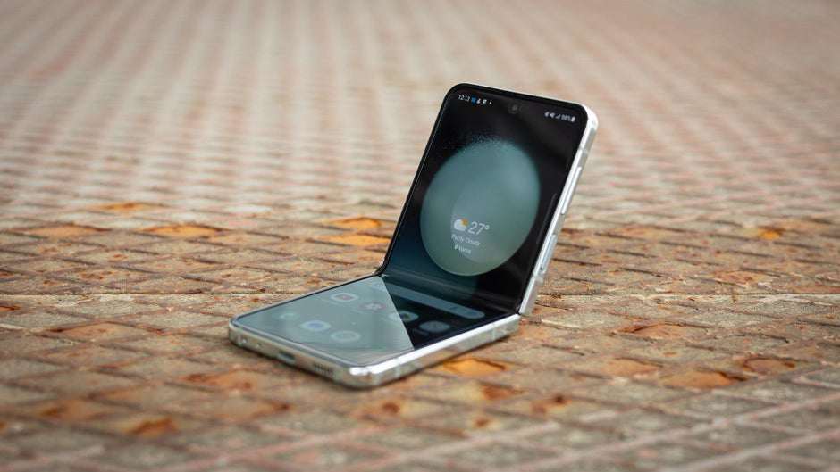 Galaxy Z Flip 6 có thể được cung cấp sức mạnh bởi Snapdragon 8 Gen 3 trên toàn cầu.