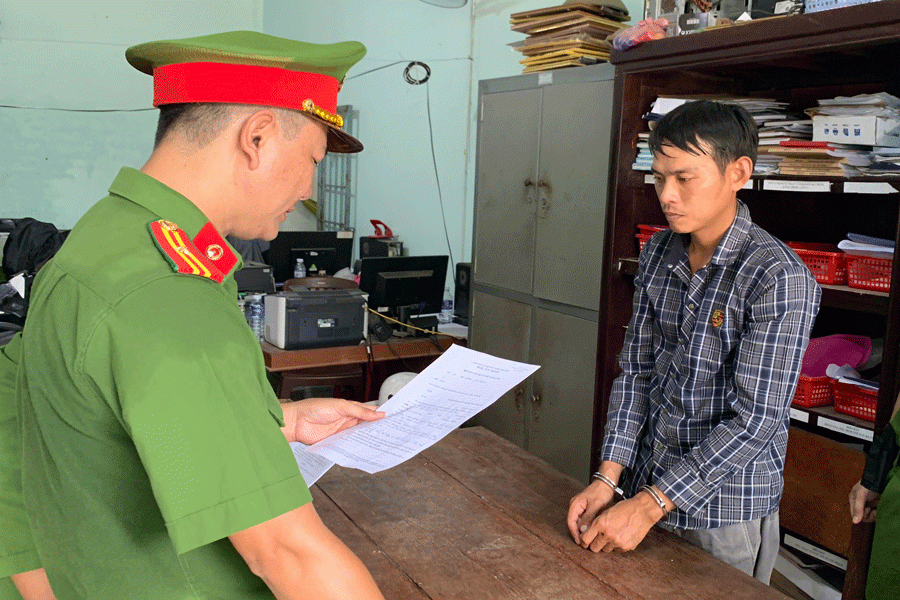 Cơ quan công an tống đạt quyết định khởi tố bị can, bắt tạm giam đối với Nguyễn Minh An. Ảnh: CACC