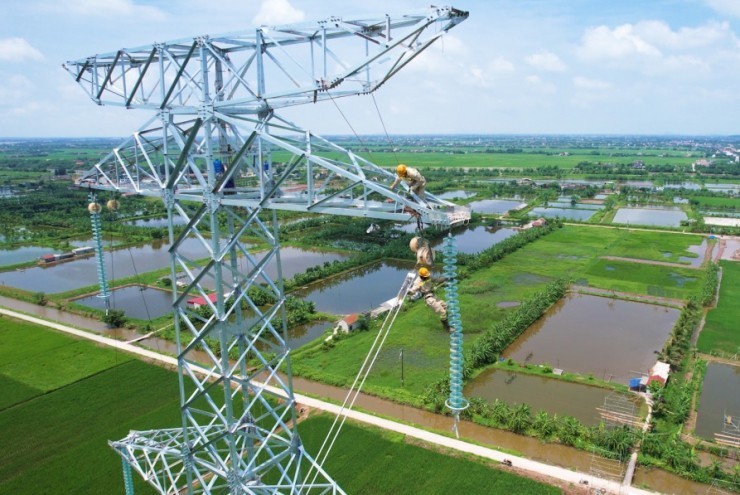 Công nhân đu mình thi công đường dây 500 kV Quảng Bình - Hưng Yên
