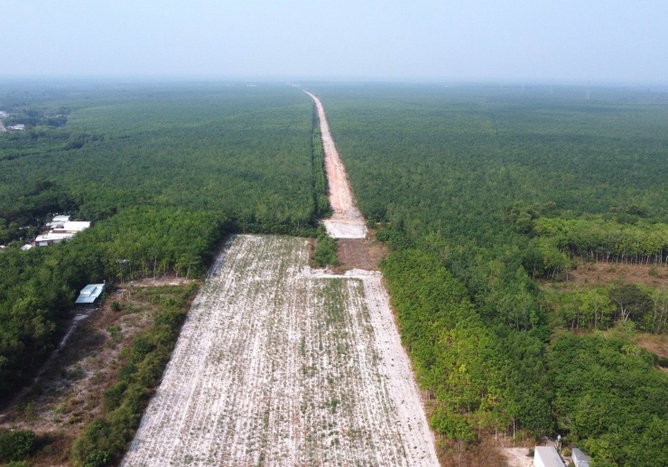 Dự án xây dựng đường Hồ Chí Minh đoạn Chơn Thành - Đức Hòa khi hoàn thành sẽ mở ra không gian kết nối ở phía Bắc tỉnh Bình Dương với các tỉnh Tây Nguyên và các tỉnh Đồng Bằng Sông Cửu Long, tạo ra không gian để phát triển đô thị và dịch vụ ở phía Bắc tỉnh Bình Dương.