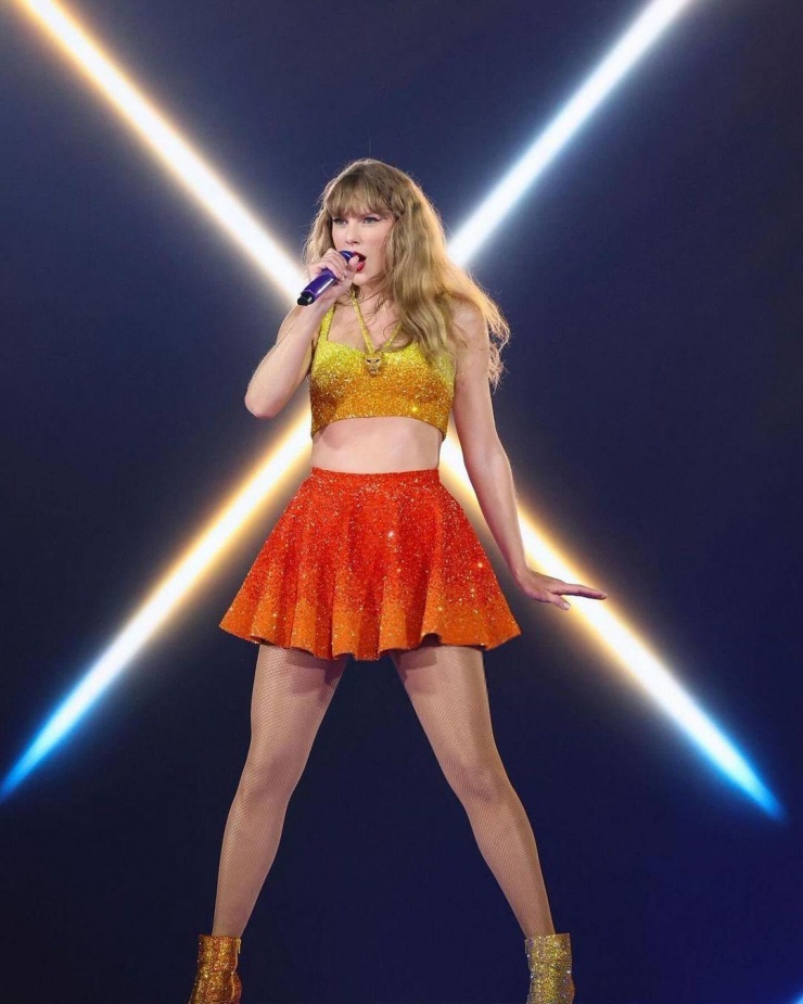 Loạt váy áo Taylor Swift đầu tư cho show ở Paris - 3