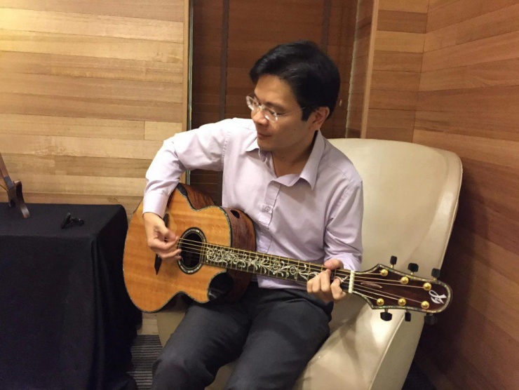 Ông Lawrence Wong có sở thích chơi đàn guitar. Ảnh: FACEBOOK