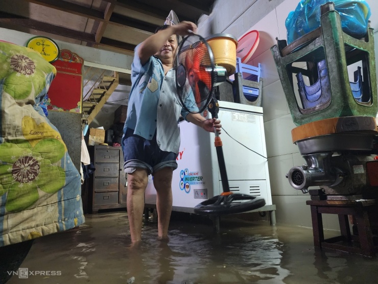 Nước ngập tràn vào nhiều nhà dân trên đường Chu Văn An khiến nhiều đồ đạc bị ướt sũng, hư hỏng.