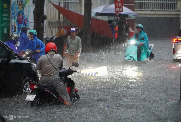 Tại khu Thảo Điền ở TP Thủ Đức, nước ngập ngang bánh xe ở đường Quốc Hương.