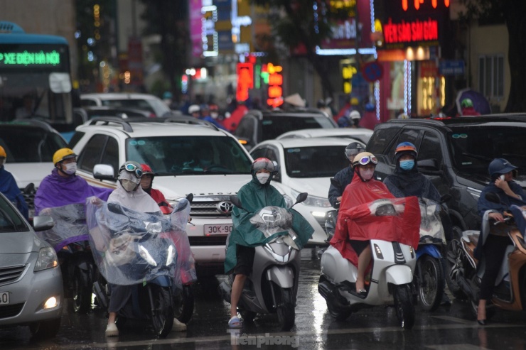 Chiều tối 15/5, tại nội thành Hà Nội xảy ra một trận mưa lớn kéo dài khiến nhiều tuyến giao thông ùn tắc, một số đường còn bị tình trạng ngập nước.
