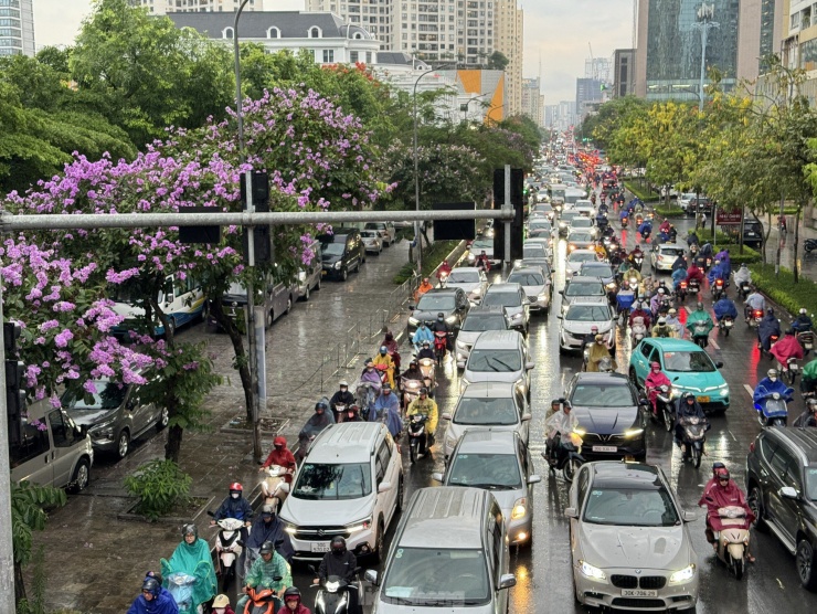 Cầu vượt chữ Y phố Hoàng Minh Giám ken đặc phương tiện.