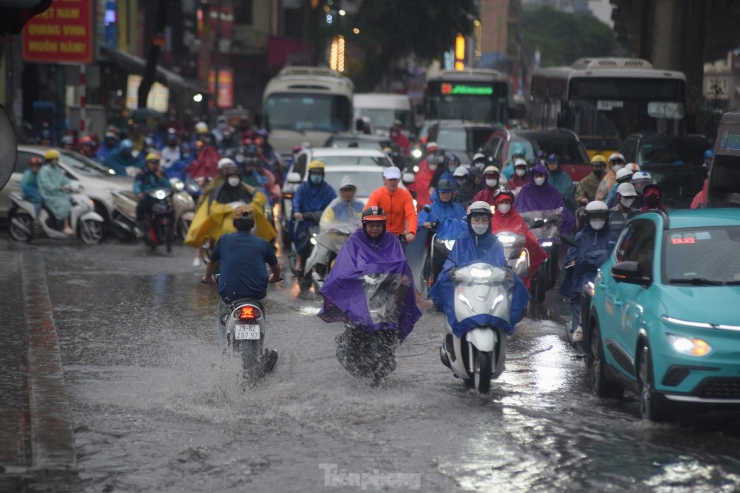 Một số chủ phương tiện bất chấp nguy hiểm, lái xe đi ngược chiều dưới mưa.
