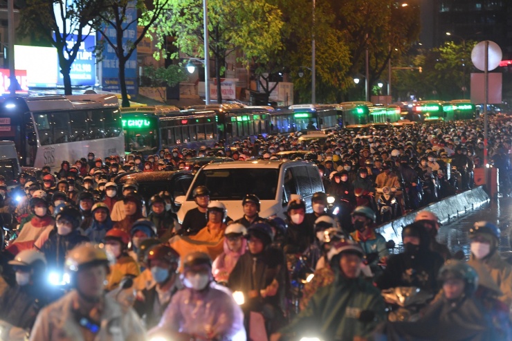 Đường phố Sài Gòn ùn tắc kéo dài sau mưa lớn - 3