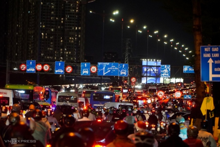 Bên kia cầu Sài Gòn, dòng xe cũng kéo dài hơn 3 km trên đường Võ Nguyên Giáp, đoạn từ vòng xoay An Phú đến cầu Sài Gòn. Trong đó, ùn tắc nghiêm trọng xảy ra ở làn đường ôtô. Dòng xe nối dài, nhiều thời điểm không thể di chuyển.