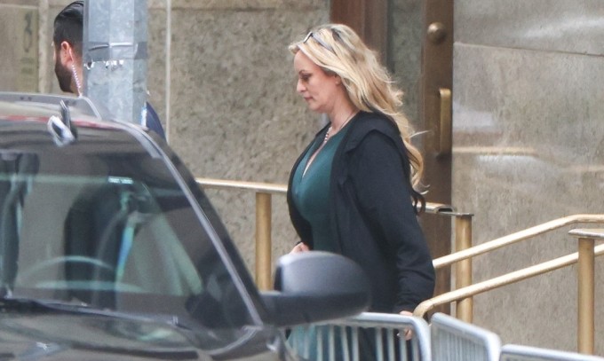 Stormy Daniels rời phiên tòa ở Manhattan, New York, hôm 9/5. Ảnh: AFP