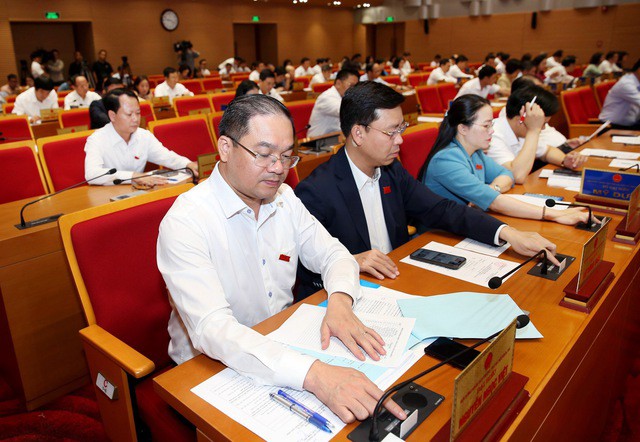 Các đại biểu HĐND TP Hà Nội biểu quyết thông qua đề án