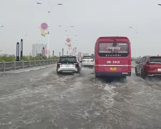 Người Hà Nội ‘bơi’ trên cầu Vĩnh Tuy trong cơn mưa giờ tan tầm - 5