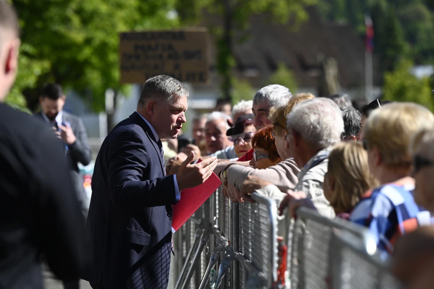 Thủ tướng Slovakia Robert Fico tiếp xúc với người ủng hộ ở&nbsp;Handlova hôm 15/5 (ảnh: Reuters)