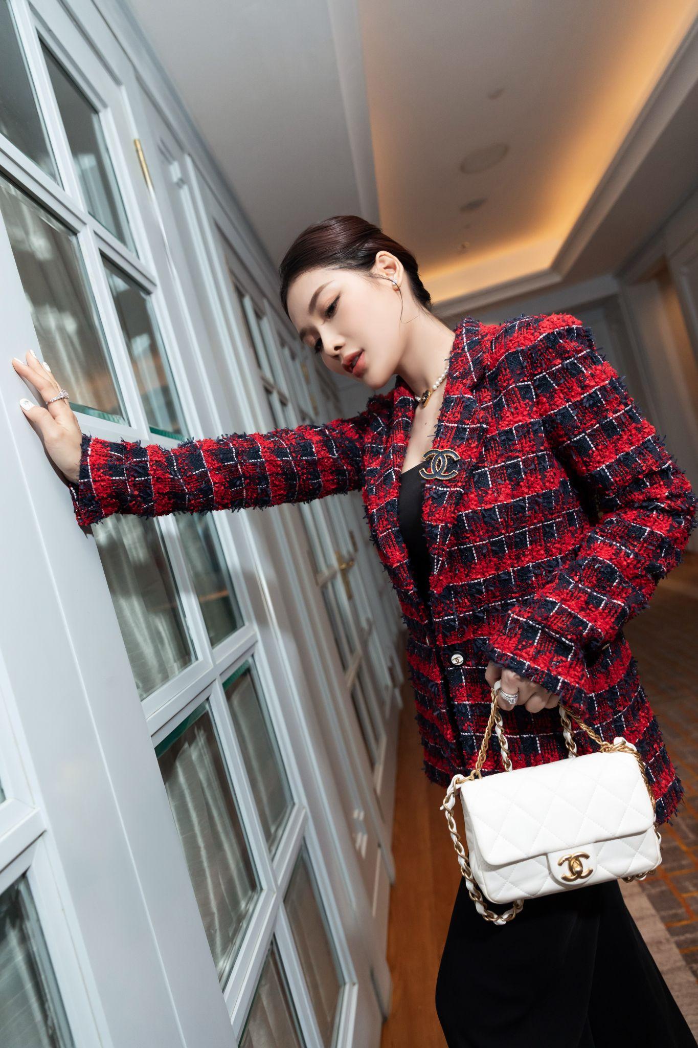 Pose dáng hơi hướng “high-fashion" đã giúp làm nổi bật góc nghiêng thần thái và chiếc túi Chanel Shiny đắt đỏ.