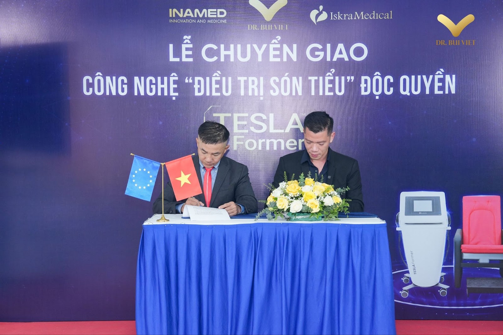 CEO Bùi Minh Việt ký kết hợp tác chuyển giao công nghệ cùng đại diện INAMED