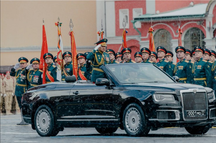 Ông Sergei Shoigu khi còn làm Bộ trưởng Bộ Quốc phòng Nga trong lễ duyệt binh mừng Ngày chiến thắng hôm 9-5. Ảnh: THE NEW YORK TIMES