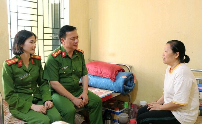 Thượng tá Nguyễn Lai Bình và Thiếu tá Nguyễn Thị Lý động viên phạm nhân có án tử hình Nguyễn Thị Chanh.