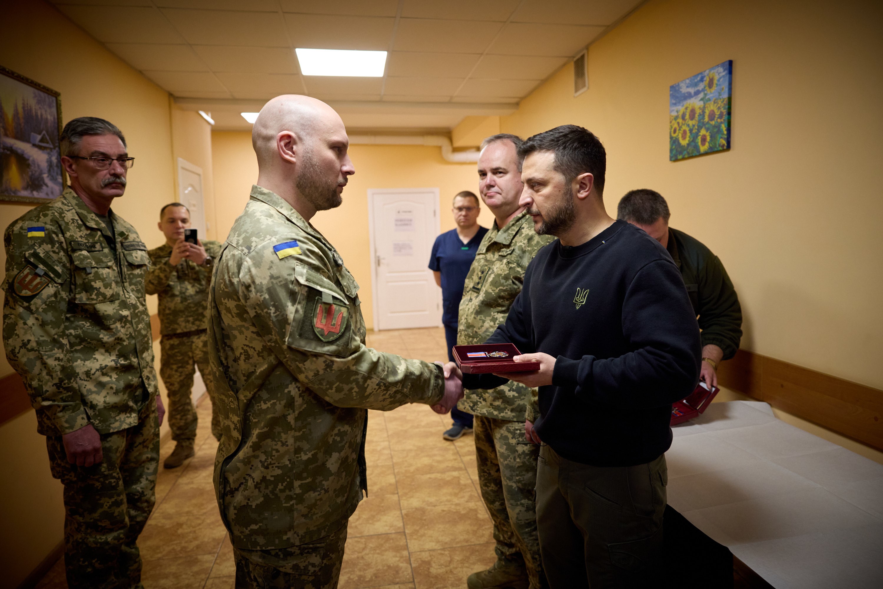 Ông Zelensky thăm quân nhân Ukraine ở Kharkiv (ảnh: Reuters)