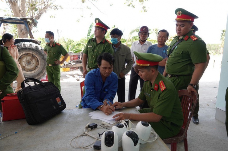 Công an lập biên bản thu giữ hệ thống camera của Nguyễn Hữu Chính lắp đặt để cảnh giới. Ảnh VH.