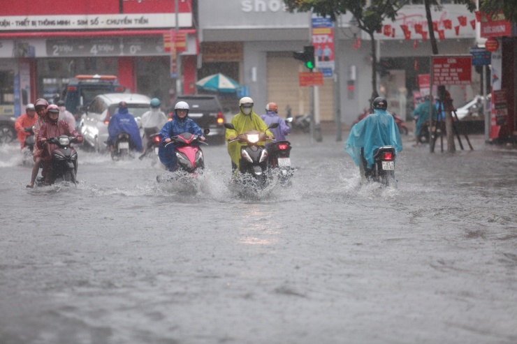  Trên   đường Lê Duẩn nhiều đoạn ngập sâu, đã có một số xe ô tô chết máy phải gọi xe cứu hộ kéo đi.  