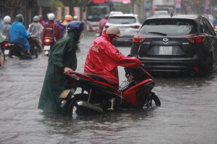 Nhiều xe máy chết máy vì đi vào khu vực nước ngập sâu.