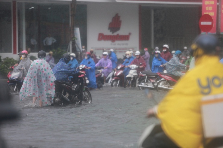 Mưa lớn đã khiến giao thông hỗn loạn trên đường Nguyễn Văn Linh.