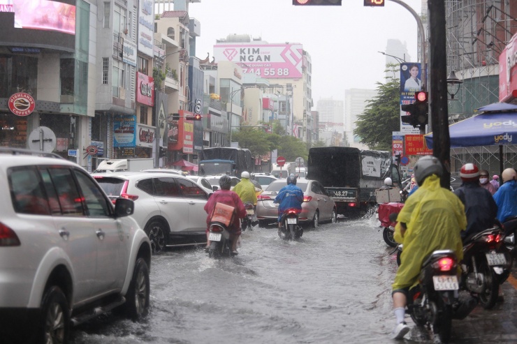 Mưa lớn, nhiều đường phố Đà Nẵng thành sông, giao thông hỗn loạn - 9