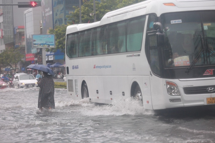 Đài Khí tượng thủy văn Trung Trung Bộ cũng đưa ra cảnh báo nguy cơ xảy ra lũ quét trên các sông, suối nhỏ, sạt lở trên sườn dốc đối với các xã, phường, huyện, quận trên địa bàn thành phố Đà Nẵng.