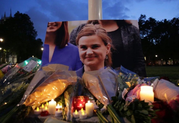 Người dân đặt hoa tưởng nhớ nghị sĩ Jo Cox, sau khi bà qua đời vì bị ám sát vào tháng 6-2016. Ảnh: AFP