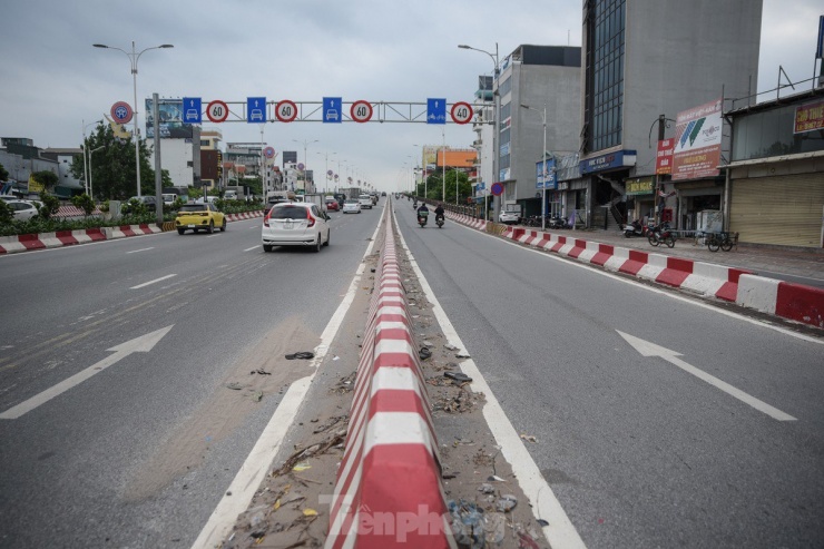 Sau hơn 8 tháng thông xe, cầu Vĩnh Tuy hoàn thiện hai giai đoạn đã giúp cho người dân Thủ đô hai bờ sông Hồng kết nối với nhau, tạo điều kiện thuận lợi cho việc phát triển kinh tế. Tuy nhiên, việc giữ vệ sinh môi trường trên cầu Vĩnh Tuy vẫn còn nhiều bất cập, đặc biệt là tình trạng rác thải.