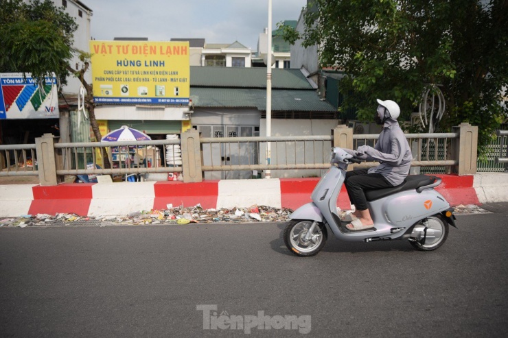 Chị Hoa (sống gần Cầu Vĩnh Tuy) cho biết, từ khi cầu thông rất ít khi chị Hoa thấy có người đến đây dọn rác. 