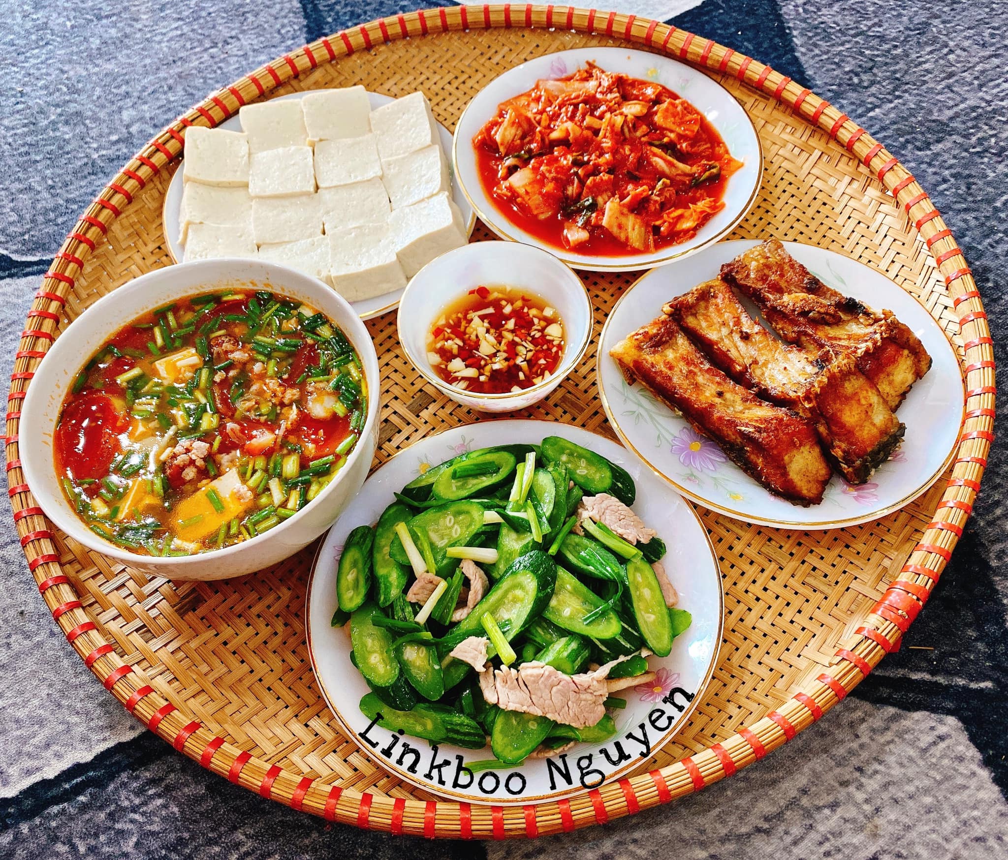 Canh chua thịt + Lặc lè xào + Cá rán + Đậu luộc + Kim chi