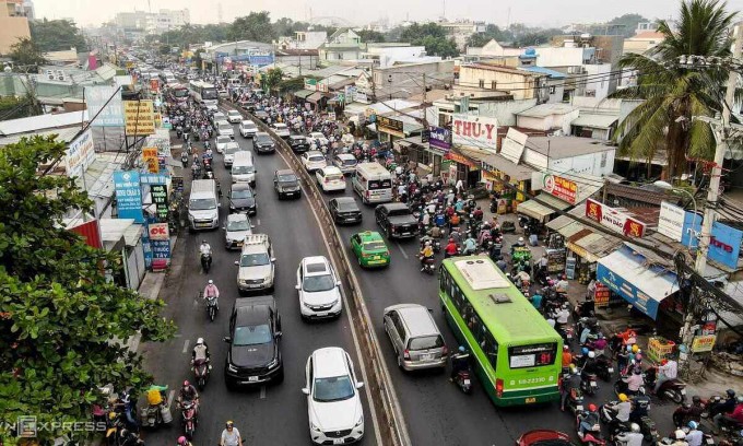 Ùn tắc trên quốc lộ 13, đoạn gần cầu Bình Triệu, năm 2023. Ảnh: Gia Minh