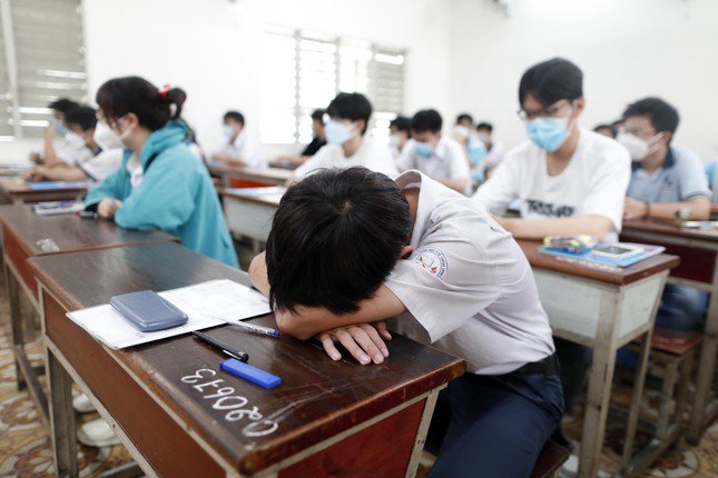 Học sinh cuối cấp thường không đủ thời gian để ngủ vì gánh nặng bài vở.