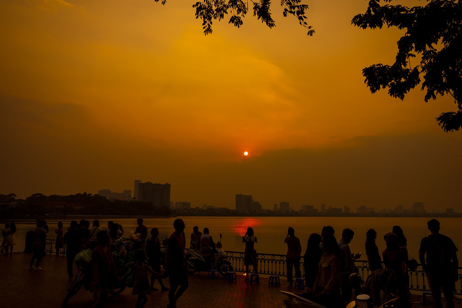 Mỗi ngày, khi mặt trời dần chìm xuống phía Tây, khung cảnh tuyệt đẹp và lãng mạn tại đây thu hút đông đảo người dân và du khách đến check-in, sống ảo.