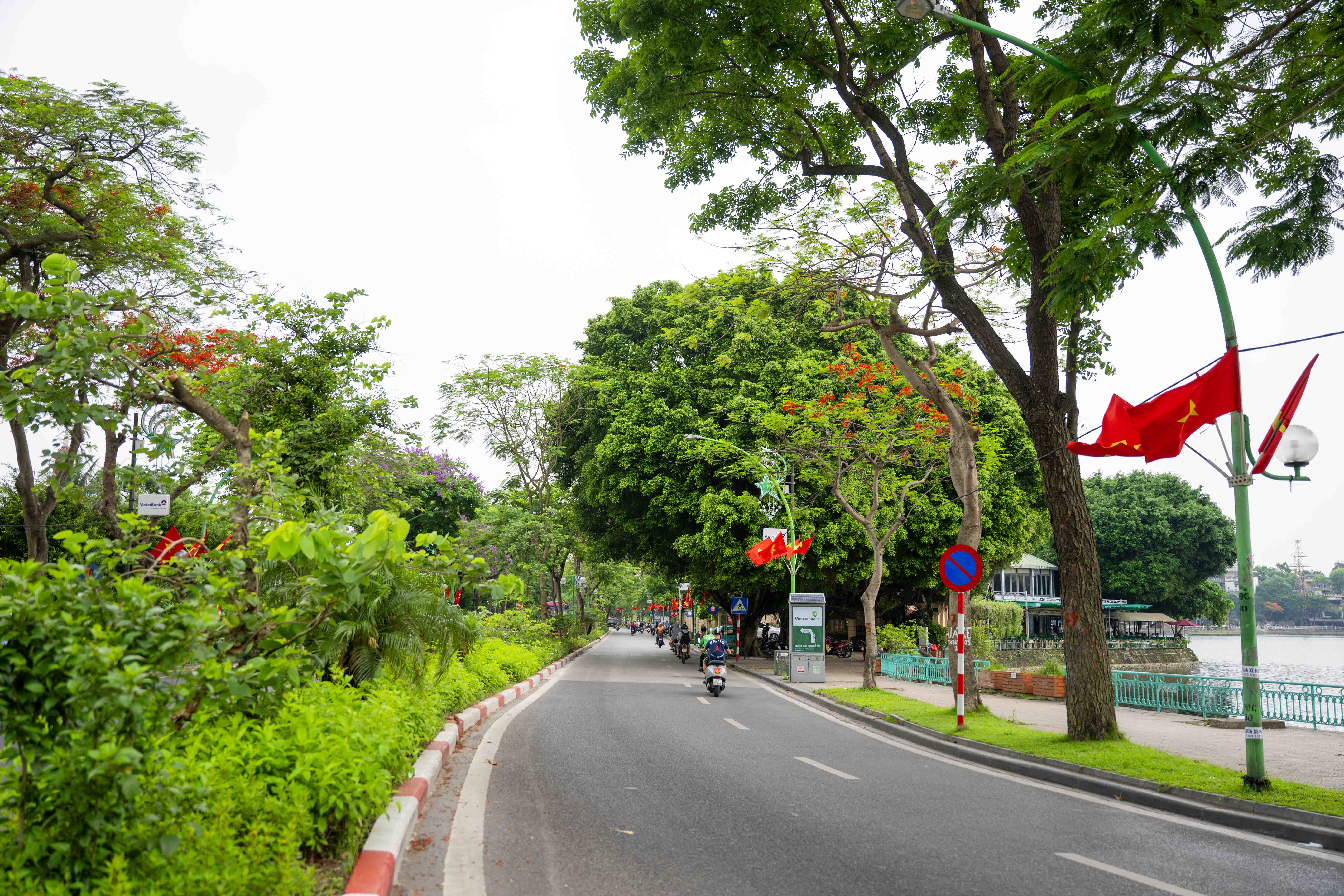 Nằm giữa Hồ Tây và hồ Trúc Bạch, đường Thanh Niên được mệnh danh là “con đường lãng mạn nhất Hà Nội”.