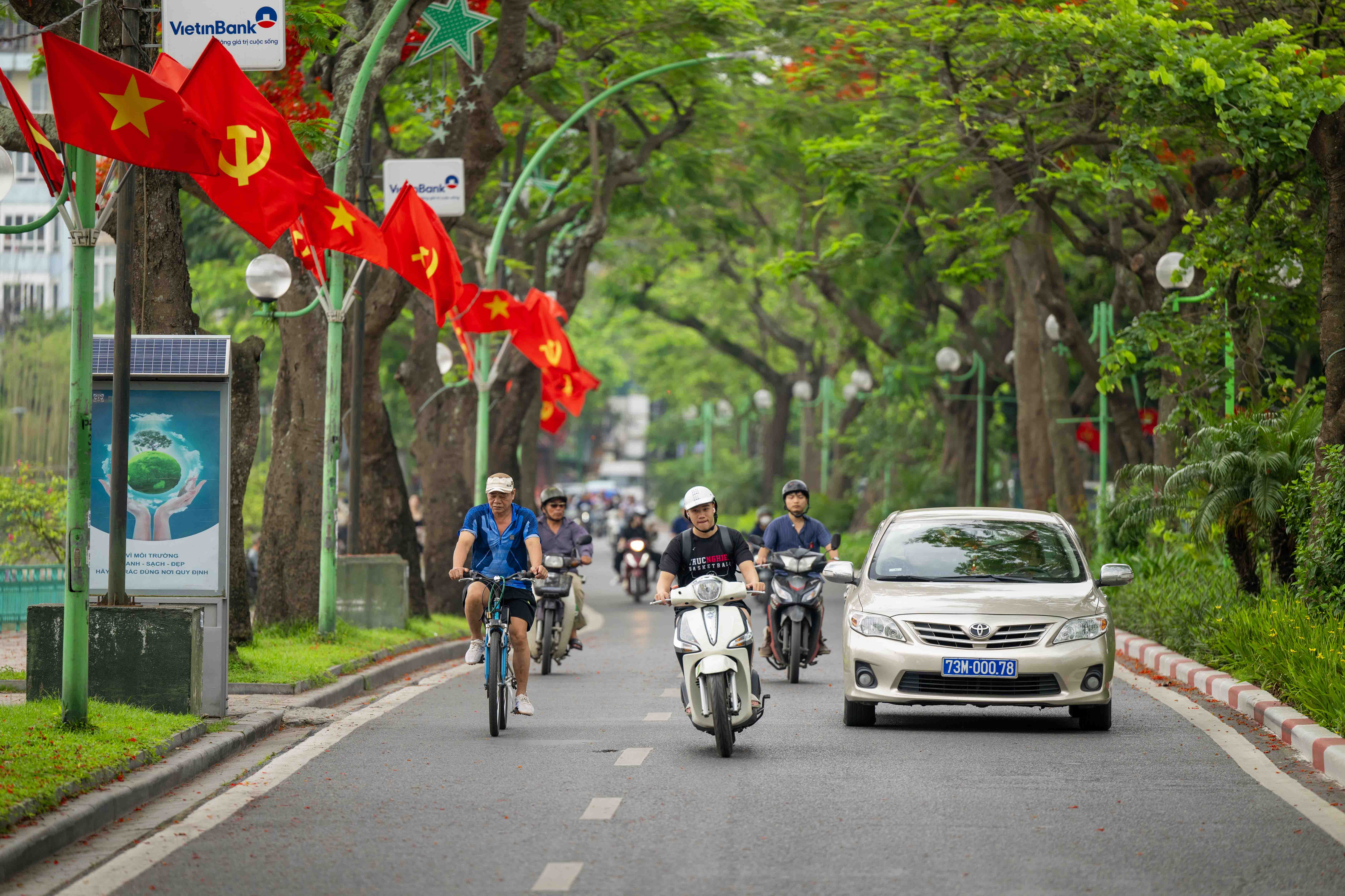 Đường Thanh Niên dài gần 1km, còn có tên gọi khác là đường Cổ Ngư. Đường kéo dài từ dốc Yên Phụ tới ngã ba Quán Thánh - Thụy Khuê, cách Hồ Gươm chừng 3km về hướng Tây Bắc.