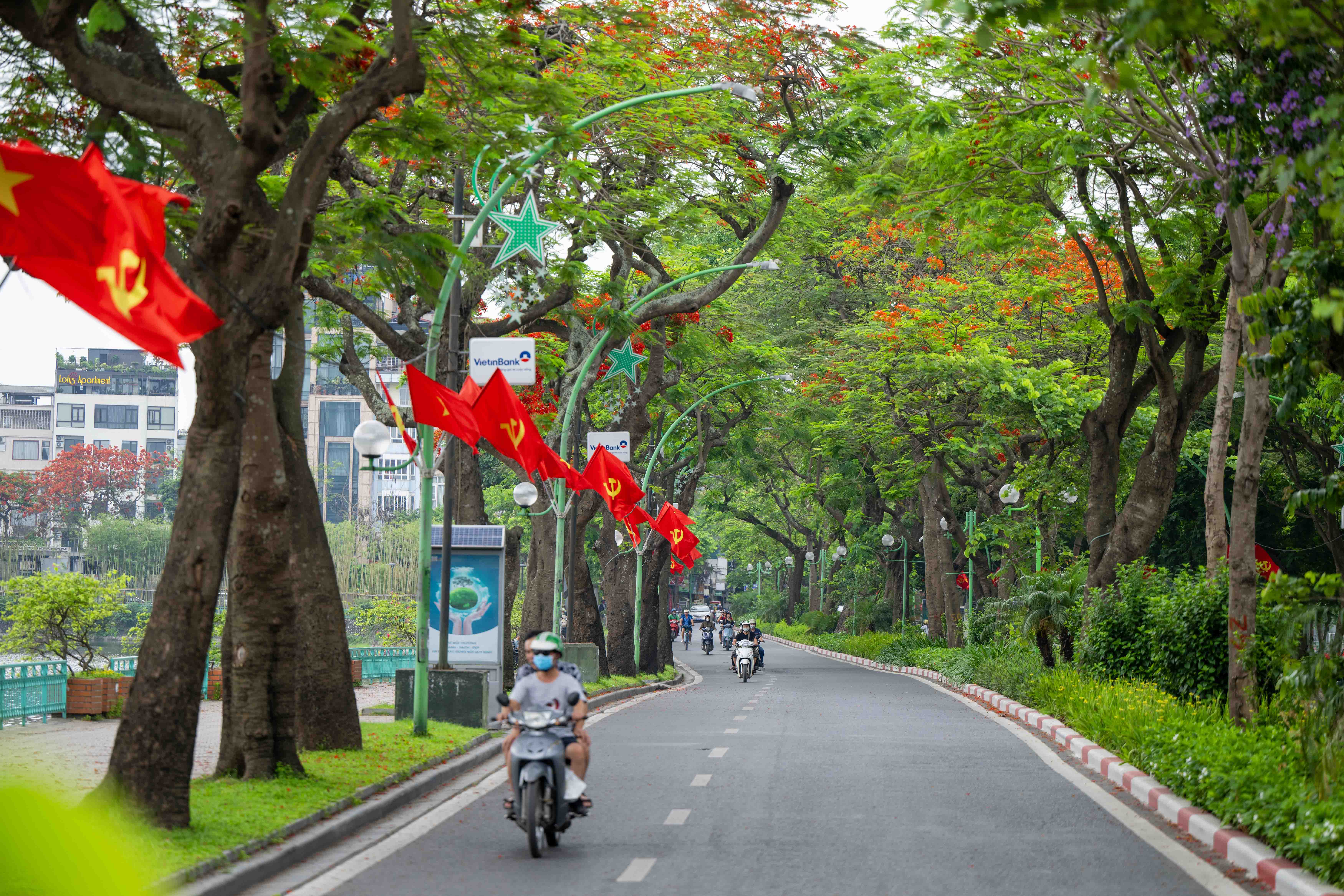 Cảnh sắc tuyệt đẹp trên “con đường lãng mạn nhất Hà Nội” - 8