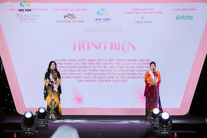 Phần thi Hùng biện của Đỗ Huyền Trang và Phạm Ngọc Dung