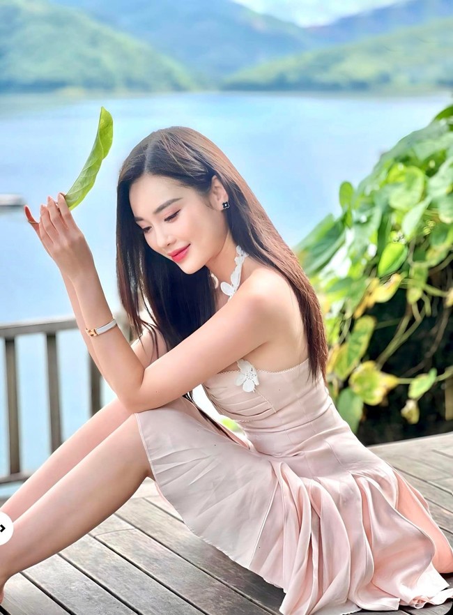 Hot girl Hải Phòng từng làm nhiệm vụ trên nhiều chuyến bay đặc biệt như chuyến bay chở y bác sĩ, tình nguyện viên và dụng cụ y tế từ Hà Nội vào TP.HCM chống dịch.&nbsp;
