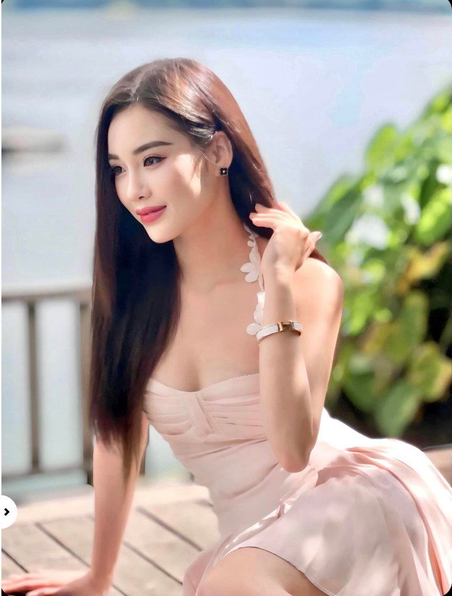 Cô nàng nổi tiếng nhờ nhan sắc xinh đẹp, được mệnh danh là &#34;hot girl hàng không&#34;.&nbsp;
