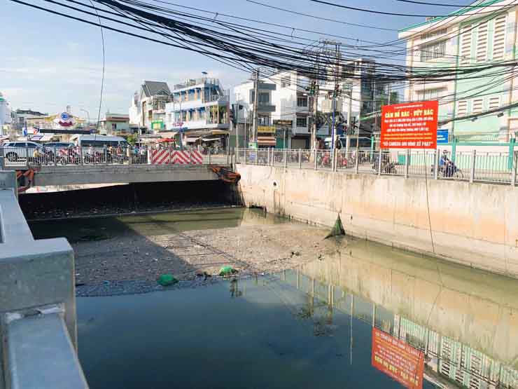 Trong ảnh là địa phương dùng phao ngăn rác giữa đoạn kênh Nước Đen (gần đường Tân Kỳ Tân Quý).&nbsp;Hiện dự án kênh Nước Đen đang được Ban giao thông quản lý, dự kiến tháng 6 năm nay sẽ bàn giao cho quận Bình Tân. Lãnh đạo phường Bình Hưng Hòa cho biết, sắp tới đơn vị sẽ huy động lực lượng vớt rác thường xuyên để ngăn ô nhiễm. Về lâu dài, địa phương sẽ lắp camera giám sát, tăng cường phạt nguội đối với người xả rác xuống kênh để nâng cao ý thức người dân.