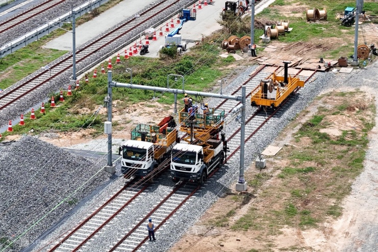 Nhiều công nhân, máy móc tất bật thi công những hạng mục cuối, kiểm tra công tác vận hành chạy thử tàu tại depot.